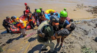 Indonesia searches for hundreds missing in deadly floods