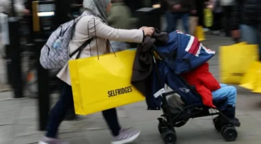 Late shopper rush drives Boxing Day sales traffic