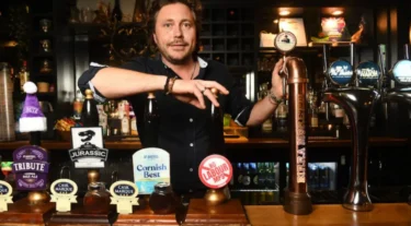 No 10 says it backs pubs as landlords bar Labour MPs in tax protest