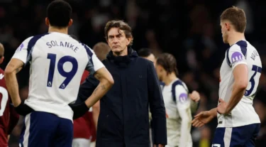 Thomas Frank consoles his players at the end of the defeat against West Ham United.