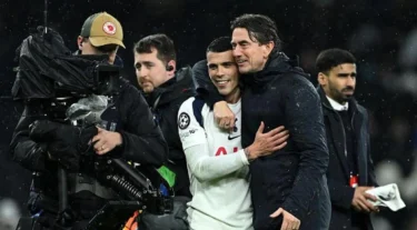 Thomas Frank celebrates the win against Borussia Dortmund